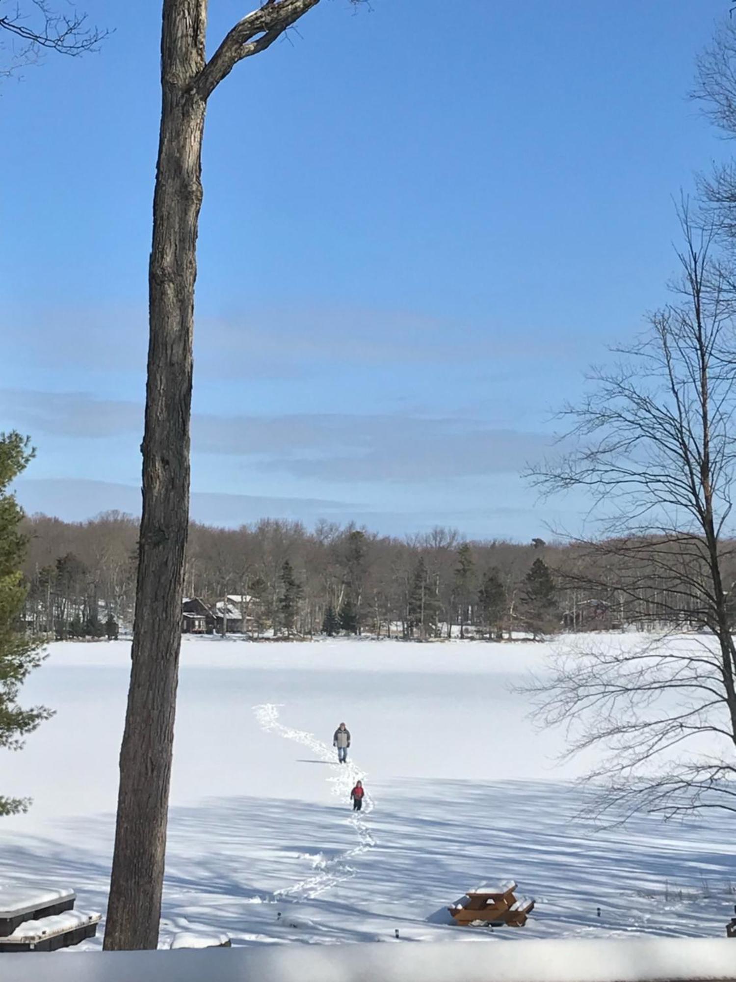 Dreamy House - Fireplace, Firepit & Pet Friendly Pocono Lake